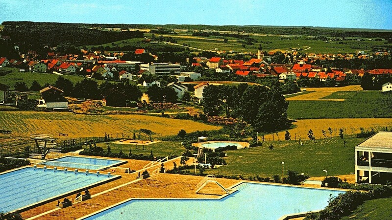 Am 14. Juni 1973 ist das Rodinger Freibad eröffnet worden. An seiner Grundkonzeption und der Beckenlandschaft wird sich fast nichts ändern. Die Lage auf einer Anhöhe mit Blick auf die Stadt ist weithin einmalig.