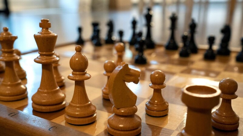 Auf einem Schachbrett stehen sich das schwarze und das weiße Königreich gegenüber. Schach ist mehr als ein Spiel. Es ist ein Denksport. Schach ist ein Sport, der im Kopf stattfindet.