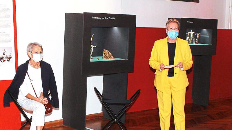 Museumsleiterin Renate Buchberger (rechts) eröffnete die Ausstellung.
