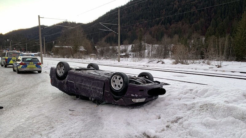 In Garmisch-Partenkirchen liegt ein Auto völlig demoliert auf einem Parkplatz. Ein Anwohner hatte sich über einen Falschparker geärgert und den falsch abgestellten Wagen dann mit einem Traktor weggeschoben. Bei der Aktion überschlug sich das geparkte Auto.