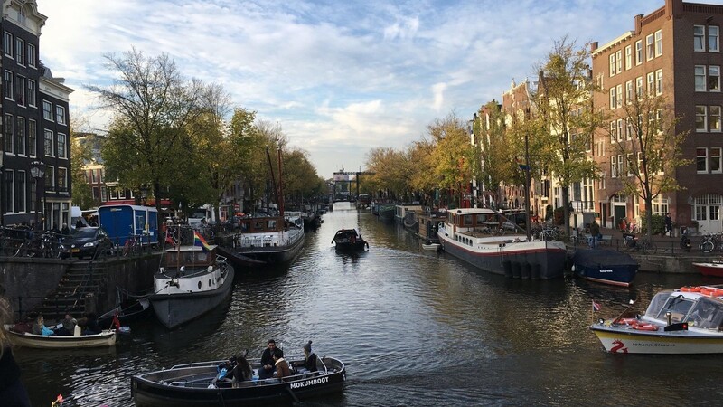 Die intensivsten Eindrücke von der Architektur Amsterdams gibt es auf den Bootsfahrten durch die Grachten.