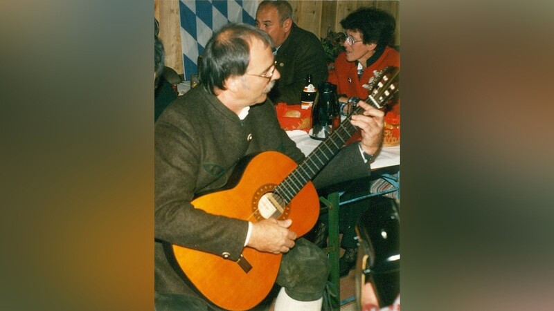 Fred Hohenester spielte mit seiner Gitarre früher auch bei Bällen im Landshuter Fasching auf.