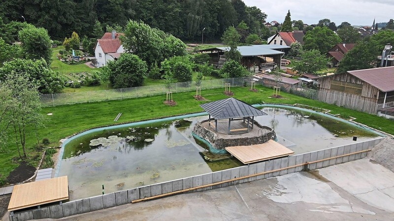 Fantastisch wird das neue Waldbad in Nandlstadt: Rund um das Filterbecken sind die Grünanlagen schon fertig, die Holzterrassen versprechen, enorm beliebt zu werden.