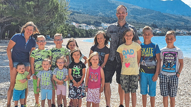 Die Familie Simon war dieses Jahr schon im Urlaub in Kroatien. Hintere Reihe von links: Alina, Jason, Jeremy, Layla, Roy, Kiara, Brian und Connor. Vordere Reihe von links: Lennox, Nolan, Neala, Louisa und Erica.