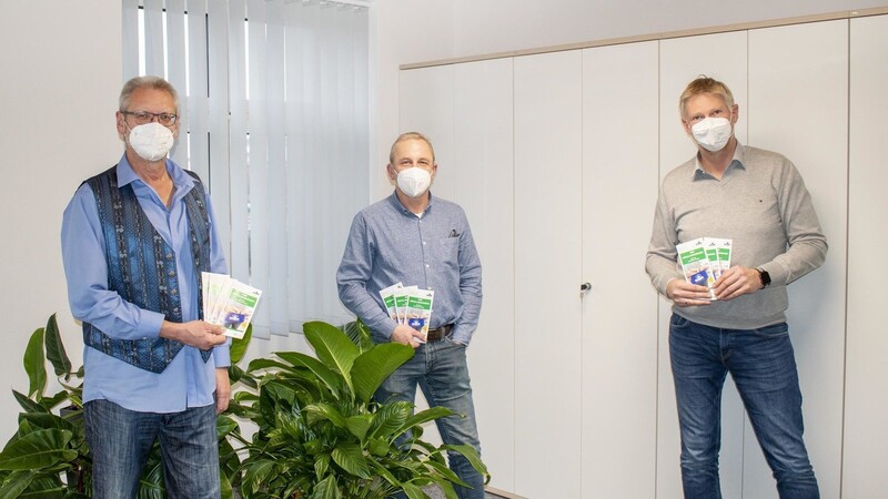 Sachgebietsleiter Heinrich Helmberger und die Abfallberater Werner Zens und Markus Pollak stellen den neuen Abfallwegweiser vor (von links).