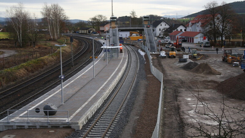 So sieht er aus, der neue Mittelbahnsteig am Rodinger Bahnhof. (Foto: jh)