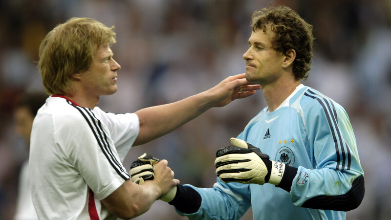 Faire Geste im WM-Viertelfinale 2006: Oliver Kahn (l.) gratuliert seinem Rivalen Jens Lehmann nach dem gewonnenen Elfmeterschießen.