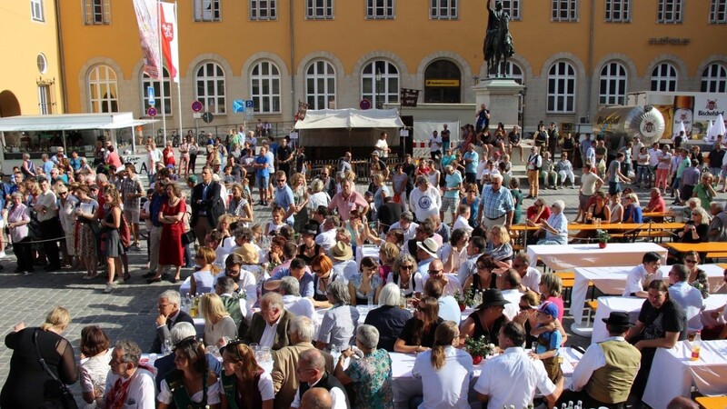 Das letzte Regensburger Bürgerfest vor zwei Jahren: Das Bild zeigt den Auftakt der Veranstaltung am Domplatz. (Archivfoto)