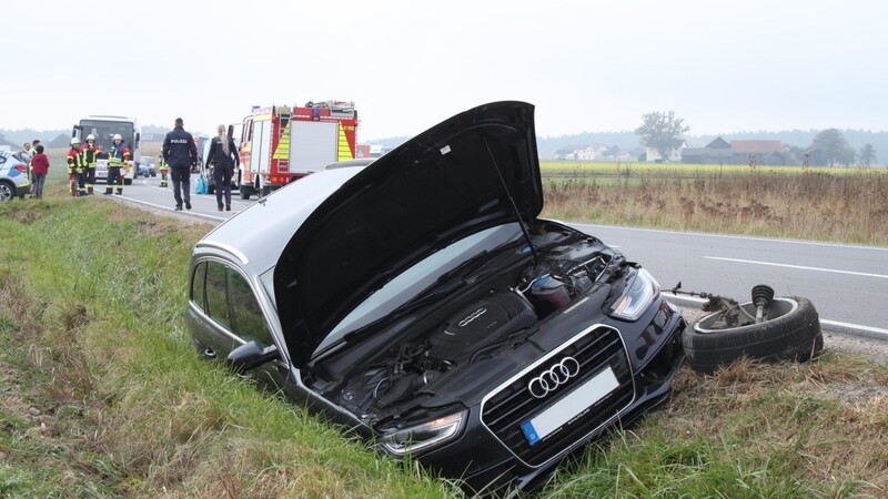 Der Audifahrer konnte einen Zusammenstoß nicht mehr verhindern, lenkte aber geistesgegenwärig soweit nach rechts, dass der Unfall zumindest keine schlimmeren gesundheitlichen Folgen für die Beteiligten hatte.