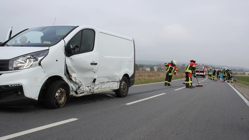 Der Fahrer des Fiat Transporters hatte im Überholverbot überholt. An seinem Fahrzeug entstand Totalschaden.