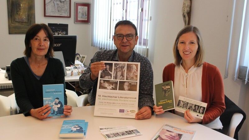 Eva Bauernfeind (v. li.), Bürgermeister Franz Wittmann und Kristina Pöschl freuen sich über die Zusammenarbeit mit tschechischen Künstlern.