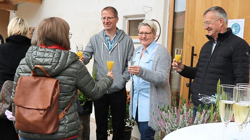Mit Bürgermeister Markus Ackermann (rechts) und ihren Gästen stießen Yvonne und Matthias Eiber auf die Eröffnung ihres neuen Landhotels in Hocha an.