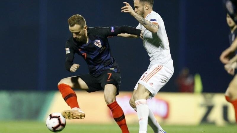 Kroatiens Ivan Rakitic (links) behauptet sich gegen Spaniens Saul Niguez.