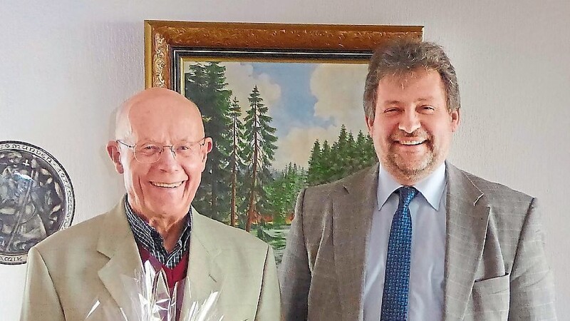 Ím April gratulierte Bürgermeister Jürgen Sommer dem früheren Leitenden Forstdirektor Dr. Hans-Heinrich Vangerow zum 95. Geburtstag.