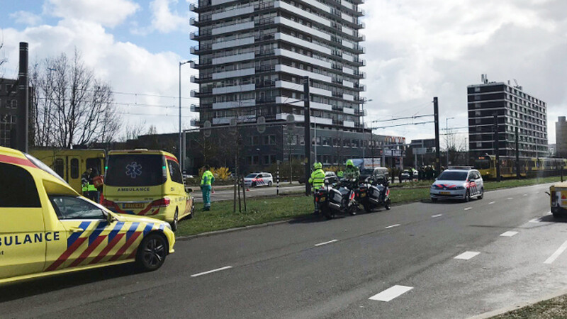 Krankenwagen stehen auf einer Straße in Utrecht. Nach Angaben der Polizei sollen hier in einer Straßenbahn Schüsse gefallen sein. Dabei seien mehrere Menschen verletzt worden.