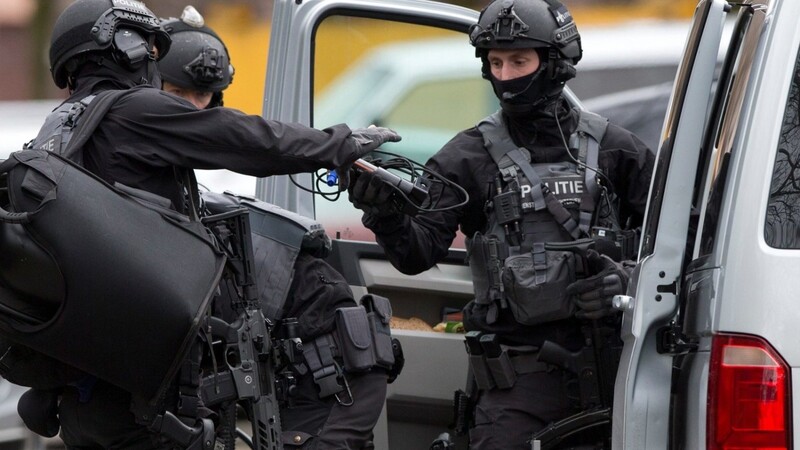 Niederländische Polizisten einer Spezialeinheit beim Einsatz in Utrecht. Dort waren am Vormittag in einer Straßenbahn Schüsse gefallen.