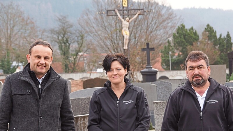 Bürgermeister Josef Schütz, Melanie und Rudolf Aumer (von links) auf dem Wörther Friedhof. Das Hofdorfer Bestattungsunternehmen übernimmt ab sofort alle Arbeiten, die direkt dort anfallen.