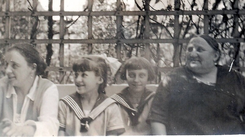 Anna Metz mit drei ihrer Töchter