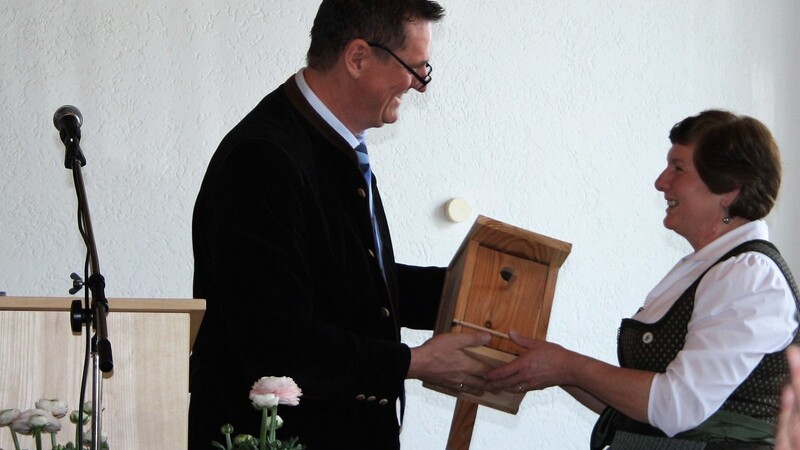 Kreisvorsitzender Harald Hillerbrand überreichte Vorsitzender Rita Wagner als Geschenk ein Vogelhäuschen.