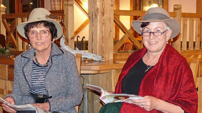 Cilli Artmann und Christa Bäuml (von links) als die Damen im Wartezimmer.