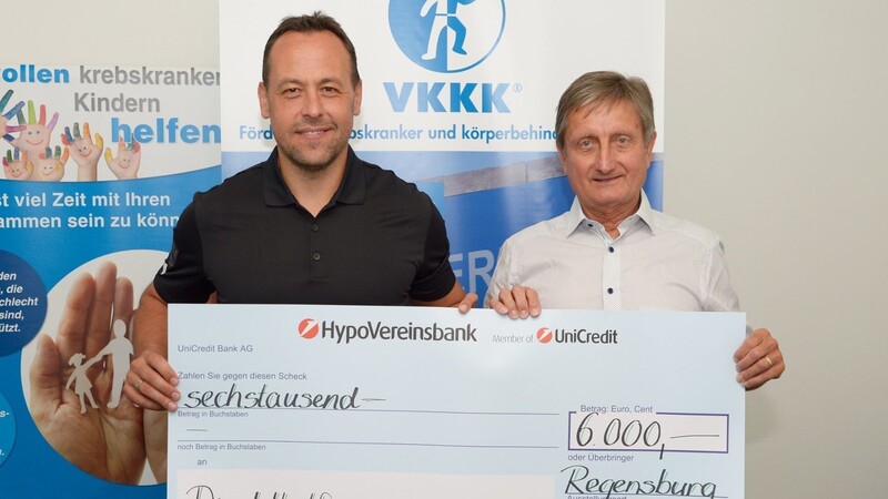 Marco Sturm (links) übergibt einen Scheck in Höhe von 6.000 Euro an Günther Lindner aus dem Vorstand des VKKK Ostbayern.