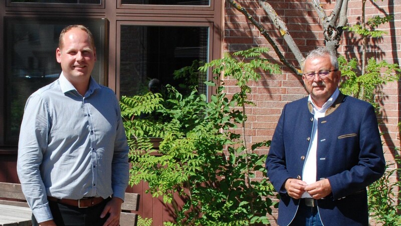 Landrat Josef Laumer (rechts) mit dem neuen Klimaschutzmanager des Landkreises, Günther Christl. Er hat am 1. Juli die Arbeit aufgenommen.