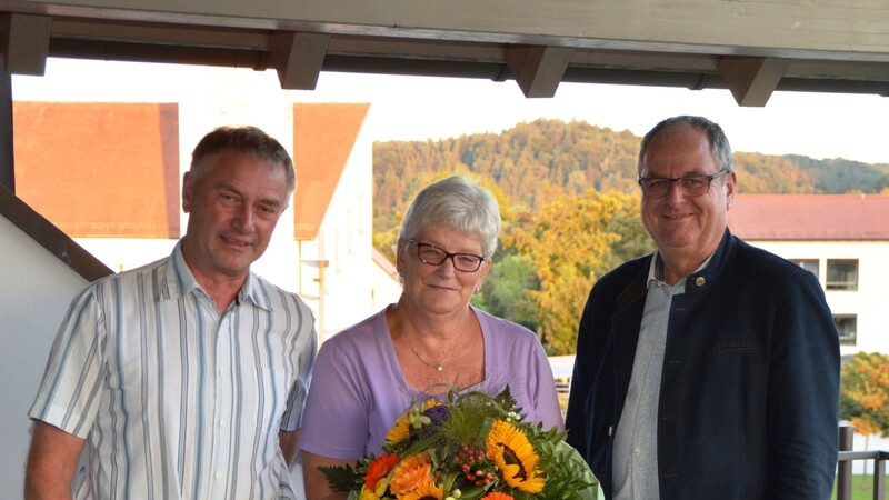 Bürgermeister Josef Klaus (r.) und zweiter Vorsitzender Hans Gahr (l.) freuten sich, dass Sabine Unverzagt (M.) die Führung des Aichbachtaler Gartenbauvereins übernommen hat.