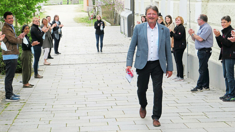 Bürgermeister Helmut Haider verabschiedete sich nach 24 Jahren aus dem Vilsbiburger Rathaus. Die Mitarbeiter verabschieden ihn mit Applaus, die große Feier wird in der Nach-Corona-Zeit nachgeholt.