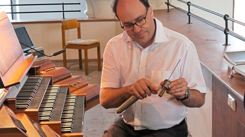 Christian Müller erklärte anhand einer Zungenpfeife, wie die Klänge in einer Orgel erzeugt werden.