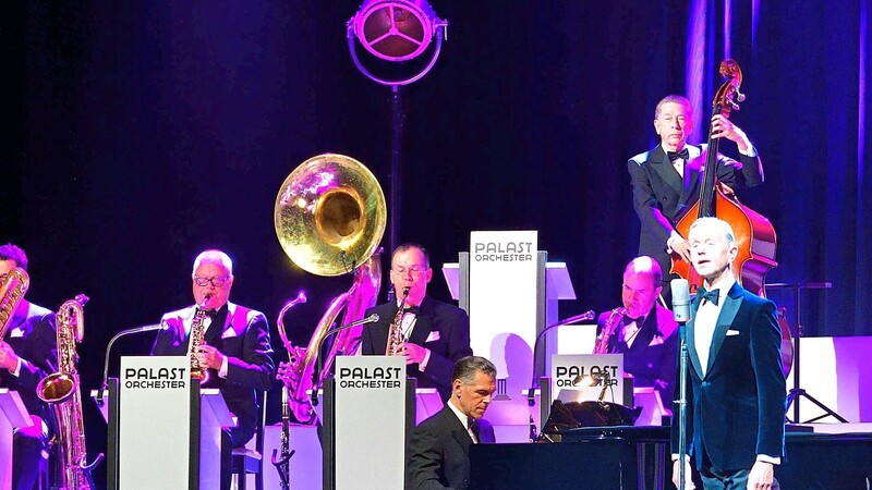 Max Raabe und das Palast Orchester brachten den Glanz vergangener Zeiten in die Sparkassen-Arena.