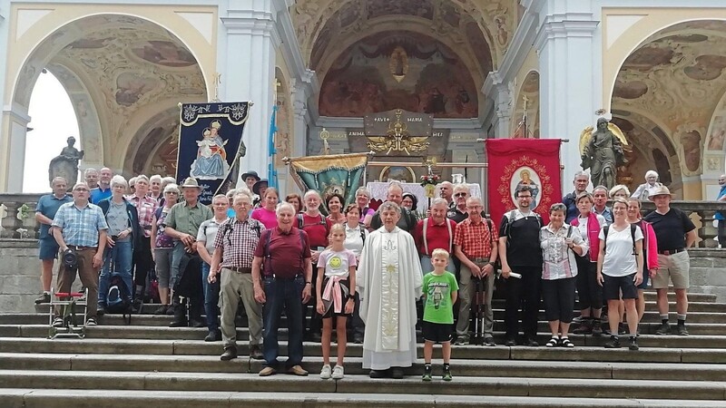 Kurz nach Mittag zogen Fuß- und Buswallfahrer mit den Fahnen gemeinsam in das Heiligtum ein und feierten den von Pfarrer Ambros Trummer zelebrierten Gottesdienst.