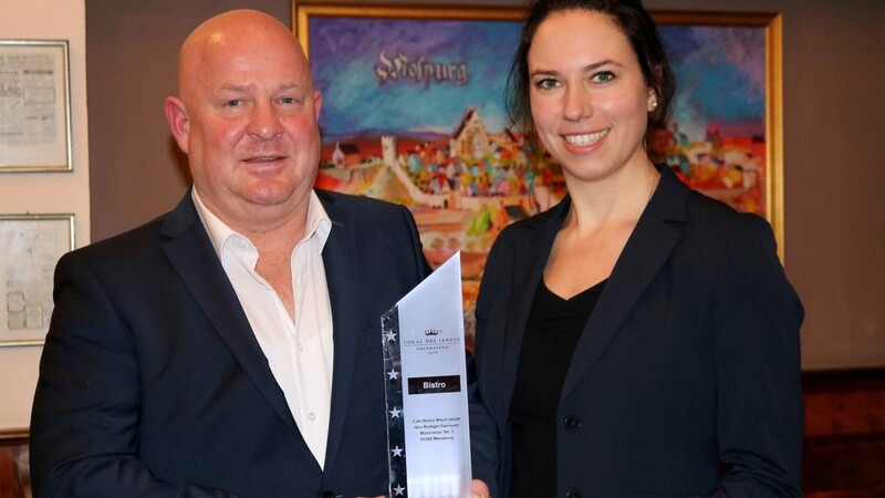 Wirt Rüdiger Germaier hält mit Lebensgefährtin Sabrina Hinfurtner stolz den Award in die Kamera.