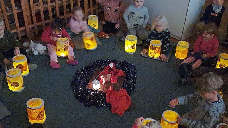 Laternenfest im Montessori Kinderhaus statt Martinsumzug, so konnten die Kleinen die Legende von Sankt Martin auch dieses Jahr in Erinnerung rufen.