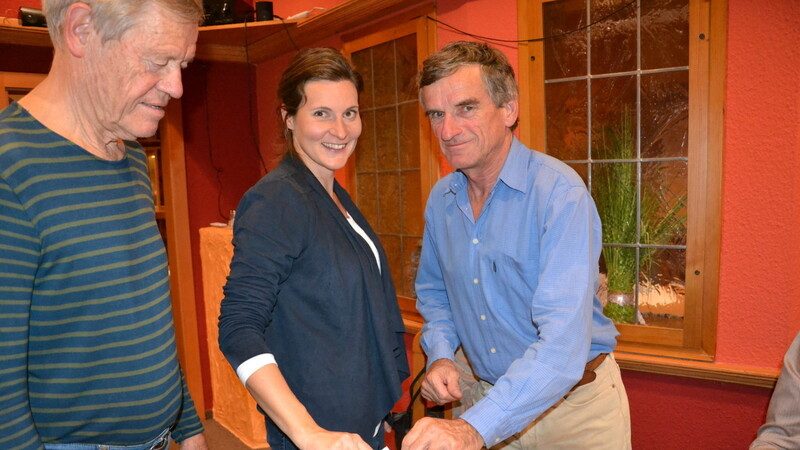 Das Spitzenduo die Grünen bei einem der Wahlgänge: Olivia Kreyling (mitte) und Richard Zieglmeier (rechts).