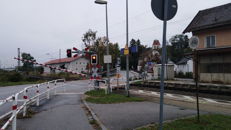 Vertreter von der Deutschen Bahn, der Bundespolizei, dem Landratsamt, dem Staatlichen Bauamt und Bürgermeister Rudolf Radlmeier haben sich von der Sicherheit des Bahnübergangs überzeugt.