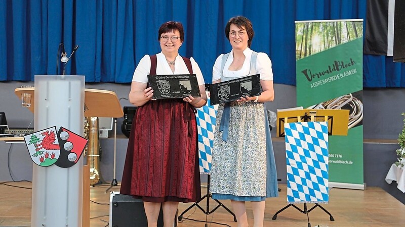 Die beiden Bürgermeisterinnen der Patenschaftsgemeinden Haimerl und Zahrer tauschten Patenschaftsurkunden aus Schiefer.