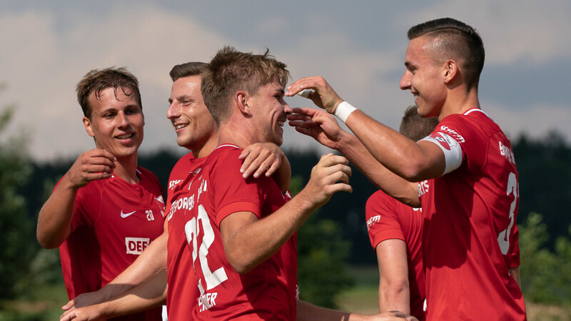 Die SpVgg Hankofen hat im Derby gegen den SV Donaustauf ihren ersten Saisonsieg gefeiert.