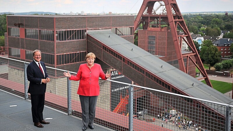 Kontrastprogramm zu Herrenchiemsee: Angela Merkel und Armin Laschet auf der Zeche Zollverein.