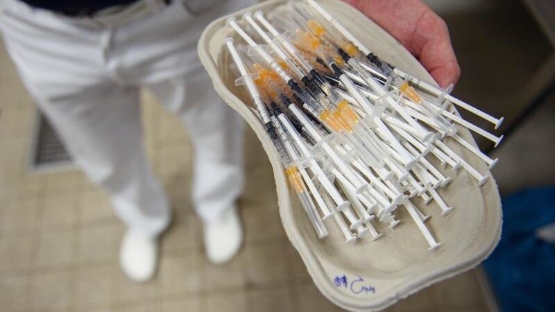 Ein Arzt hält ein Tablett mit Spritzen, aufgezogen mit dem Impstoff Janssen von Johnson & Johnson.