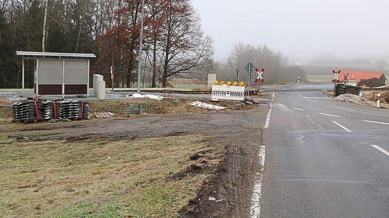 Auch der Bahnübergang auf der Kreisstraße 34 nach Zillendorf ist an diesem Dienstag sowie am 10. und 15. Dezember wegen Gleiserneuerungen gesperrt.