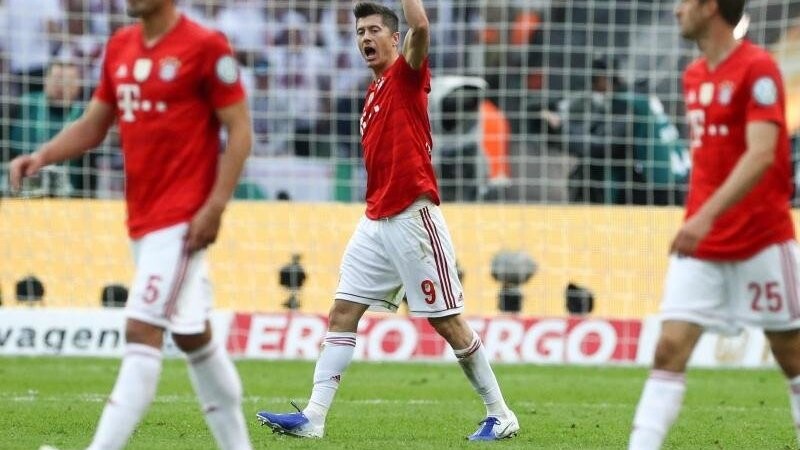 Robert Lewandowski (M.) war mit zwei Toren der Matchwinner für den FC Bayern München.