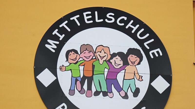 Das Logo der Plattlinger Mittelschule prangert an der Hauswand.
