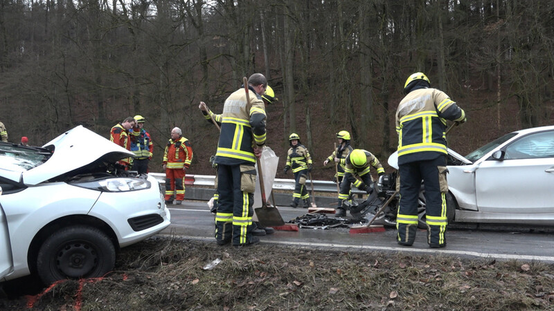 Schwerer Unfall am Sonntagvormittag auf der Rennstrecke zwischen Kelheim und Ihrlerstein. Dabei wurden insgesamt vier Personen verletzt.