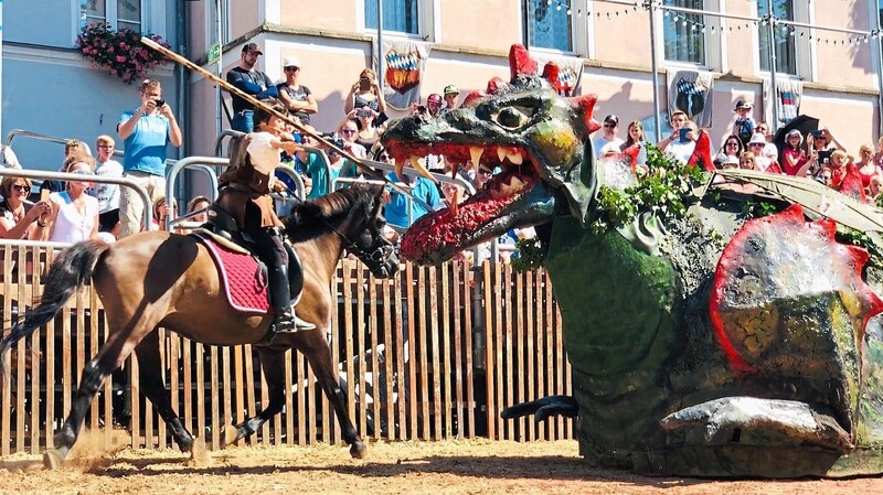 Georg besiegt den Drachen ... nicht nur in der Legende, sondern am Wochenende auch beim historischen Kinderfest.