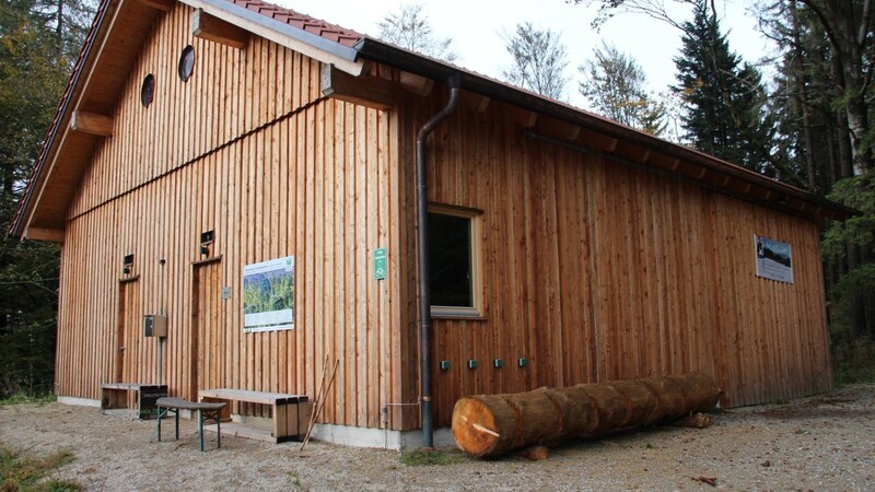 Dank der Initiative des Vereins zur Förderung der Natur-Aktiv-Region Althütte-Gibacht-Čerchov wurden am Service-Gebäude am Gibacht vier E-Bike-Ladestation geschaffen. Ein Baumstamm dient als Fahrradständer.