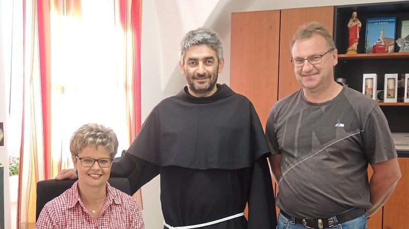 Pater Marek (Mitte) wird in seiner Aufgabe als Pfarradministrator von Pfarrsekretärin Petra Reisinger und Pfarrgemeinderatssprecher Thomas Rackl (von links) unterstützt.
