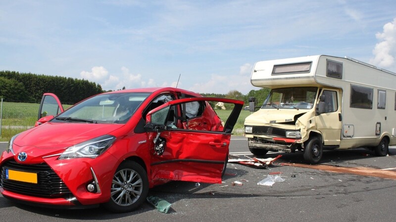 Weil der Toyotafahrer von einer Haltebucht in die Bundesstraße eingefahren war, prallte ein Wohnmobil in die Fahrerseite. Fünf Menschen wurden verletzt.