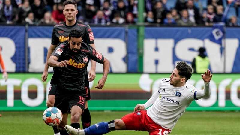 Kein Durchkommen: Der SSV Jahn (hier Sarpreet Singh im Zweikampf gegen Hamburgs Ludovit Reis) hat seine Partie gegen den Hamburger SV verloren.