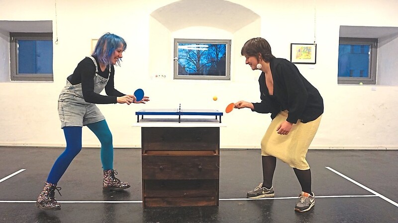 Die Künstlerinnen Katerina Vanova (links) und Paula Schmidt spielen Ping-Pong zur Eröffnung.