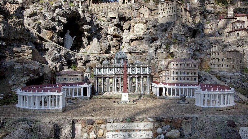 Im Lauf der Jahre wurde die Ave Maria Grotto mit den Miniaturbauten von Pater Joseph Zöttl eine Attraktion im Kloster St. Bernard in Cullman/Alabama.